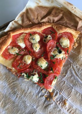 Pastry tart with tomato, blue cheese and chives